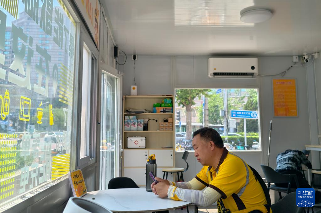 炎天下で働く屋外労働者をサポートする「暖新驛站」　北京