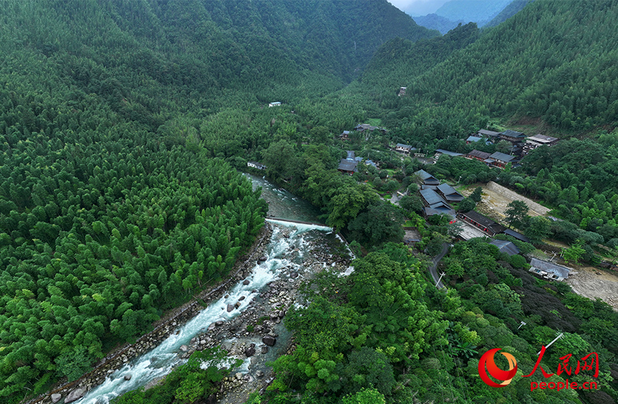 上空から見た広西壯族自治區(qū)桂林市興安県華江瑤族郷（撮影?雷琦竣）。