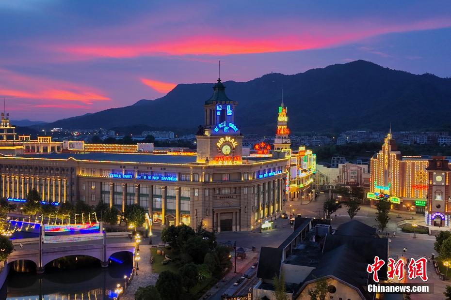 夕暮れ時(shí)、ライトアップで趣増す「夢(mèng)外灘」（撮影?銭晨菲）。