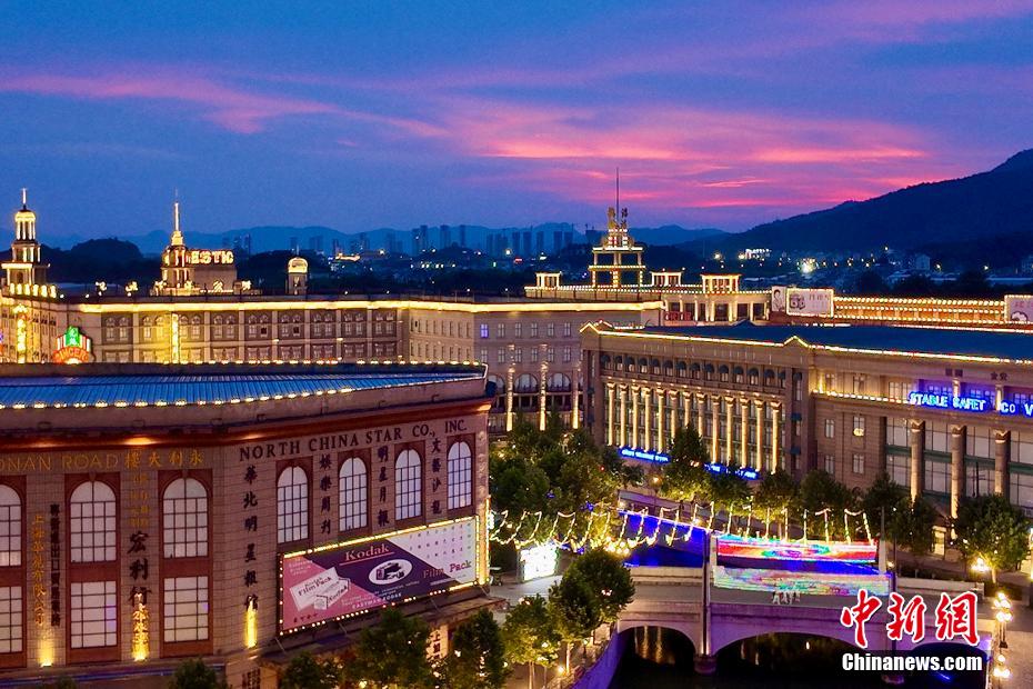 夕暮れ時(shí)、ライトアップで趣増す「夢(mèng)外灘」　浙江省橫店