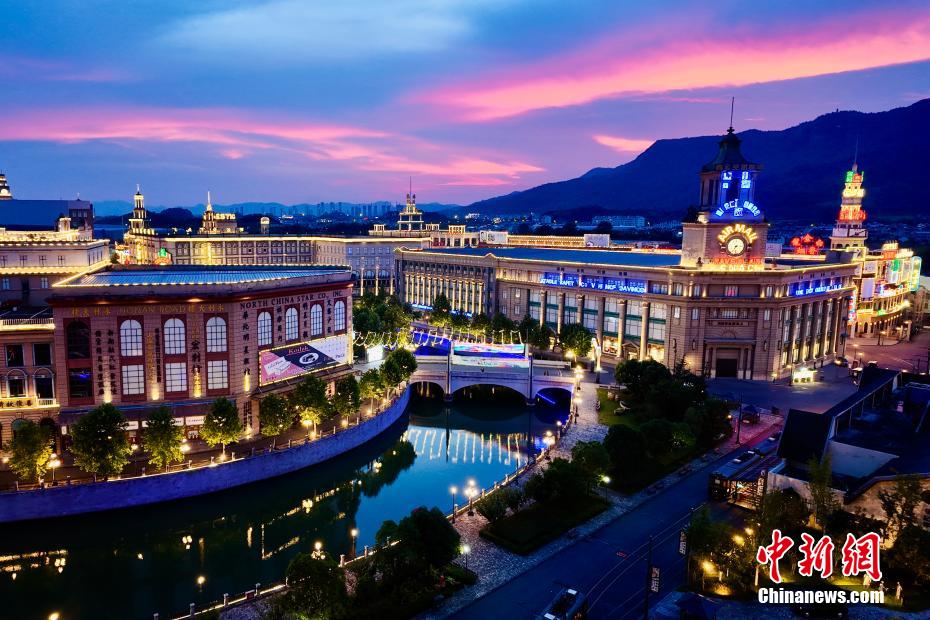 夕暮れ時(shí)、ライトアップで趣増す「夢外灘」　浙江省橫店