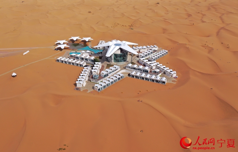 上空から撮影した砂漠星星ホテル（撮影?梁宏鑫）。
