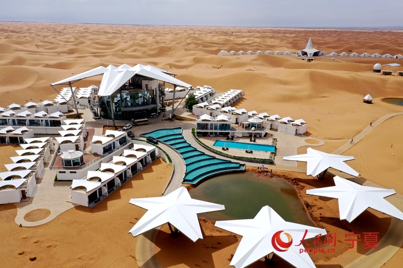 上空から撮影した砂漠星星ホテル（撮影?梁宏鑫）。