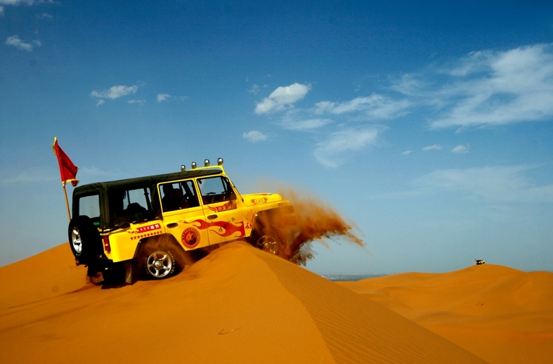 沙坡頭景勝地をオフロード車で走るアクティビティ（寫真提供?中衛(wèi)市観光?文化?體育?ラジオ?テレビ局）。