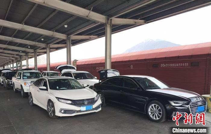 西蔵ドライブ旅行の體験向上　青蔵鉄道が自宅まで車を送り屆けるサービス