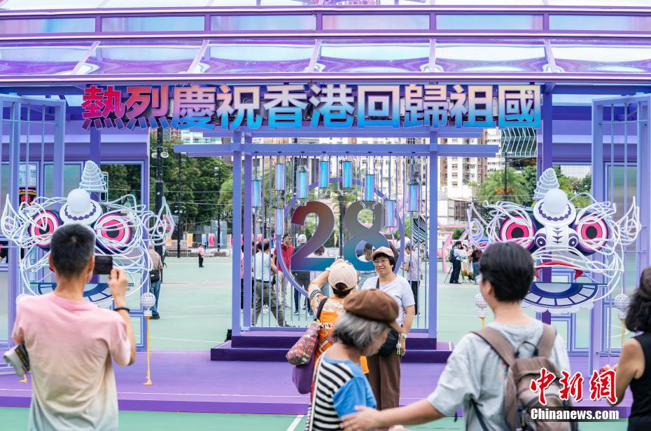 イベントのテーマインスタレーションの前で寫真を撮影する市民や観光客（撮影?侯宇）。