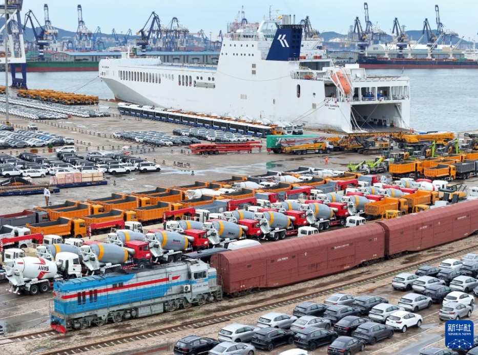 自動(dòng)車輸出で活況呈する煙臺(tái)港　山東省煙臺(tái)