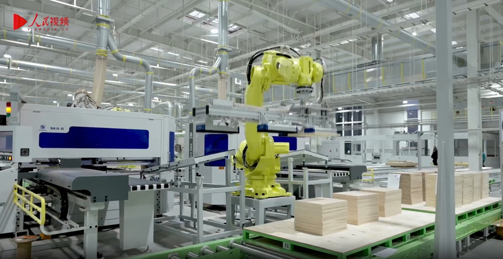 江西省贛州市の家具生産ラインで活躍する「スマートな家具大工」