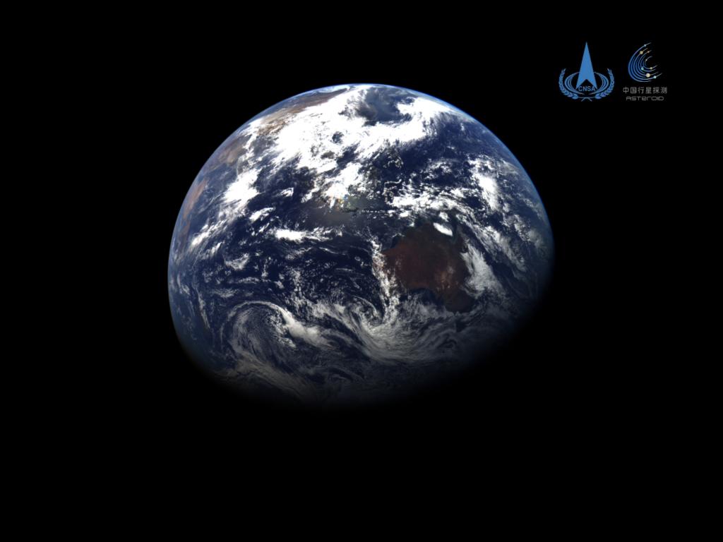 地球のカラー畫像は、天問2號の狹視野ナビゲーションセンサーによって2025年5月30日午後1時に撮影されたものだ。放射補(bǔ)正を施し、そして赤?緑?青（558–631nm、500–573nm、434–477nm）の3波長畫像の位置合わせとカラー合成処理を経て作成された。撮影時の探査機(jī)と地球の距離は約59萬キロメートル。（畫像提供：國家航天局）