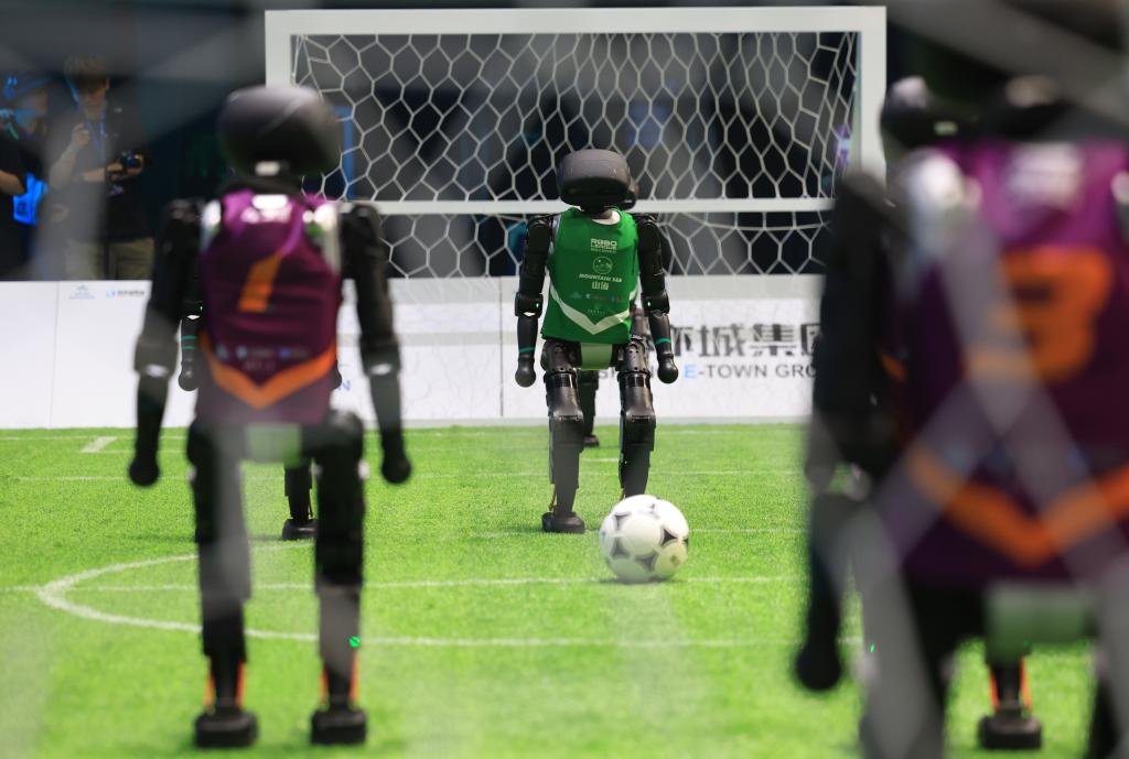中國初のロボットサッカー3対3AI大會が6月28日、北京市で開催された。出場ロボットはAI操作により自律的にサッカーをプレイした。撮影?張晨霖