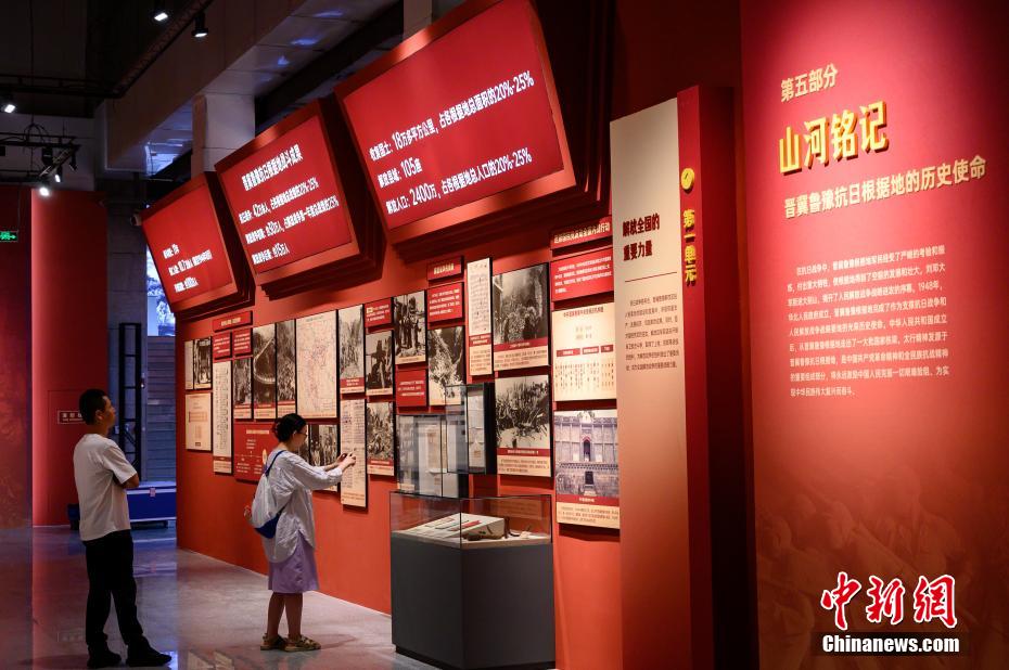 山西省太原市で、抗日根拠地の展示を撮影する記者（6月30日撮影?韋亮）。