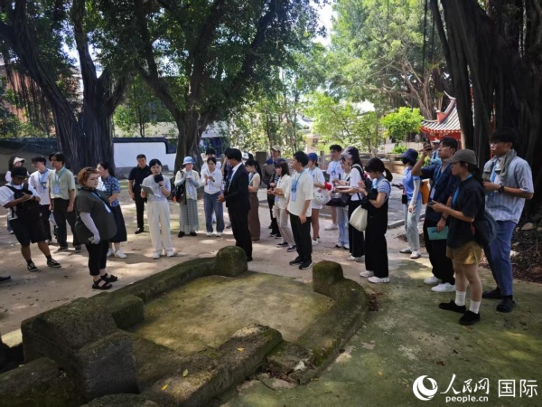 琉球墓園を見學(xué)する沖縄大學(xué)生代表団（撮影?陸暁鴎）。