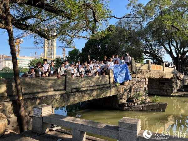 河口萬(wàn)壽橋を見(jiàn)學(xué)した代表団（撮影?陳思）。