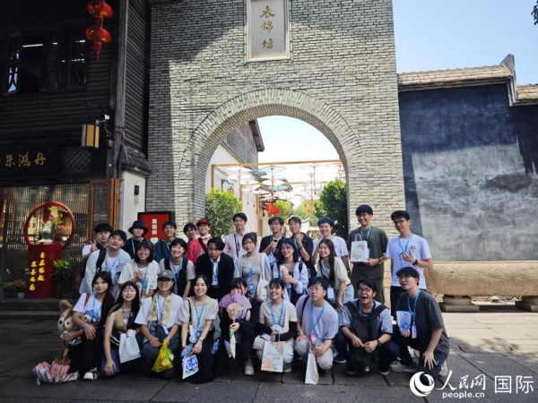 記念寫(xiě)真を撮影する沖縄大學(xué)生代表団と福州外語(yǔ)外貿(mào)學(xué)院の學(xué)生（撮影?陸暁鴎）。