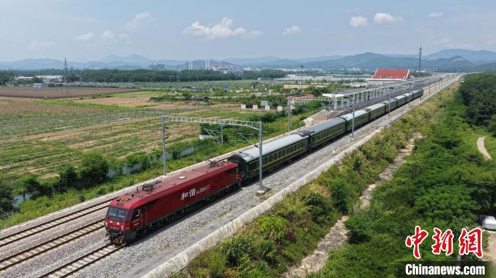 6月5日、中國(guó)ラオス鉄道を走る貨物列車（撮影?陳暢）。