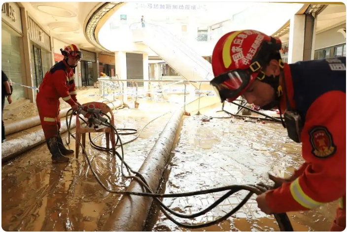 商業(yè)施設(shè)內(nèi)で排水作業(yè)を行う救援隊のメンバー（撮影?呉暁彭）。