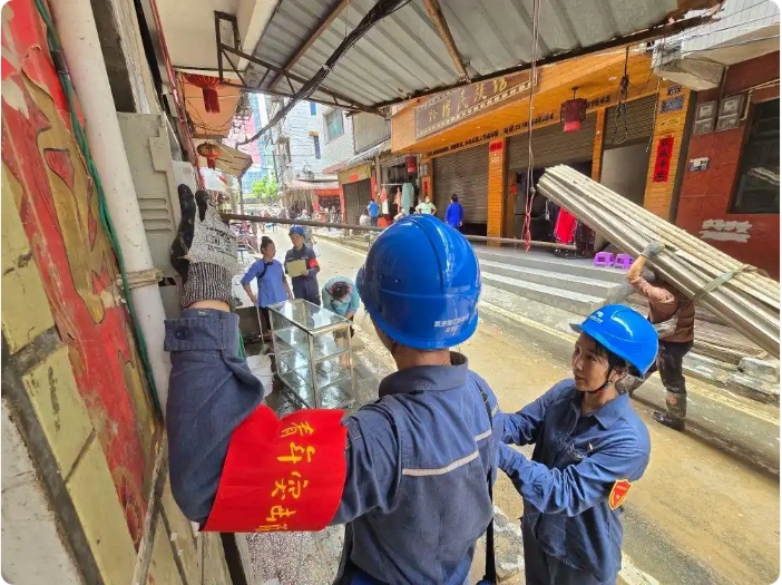 市街地で1軒1軒、壊れた電力メーターを交換する作業(yè)員（撮影?謝釋與）。