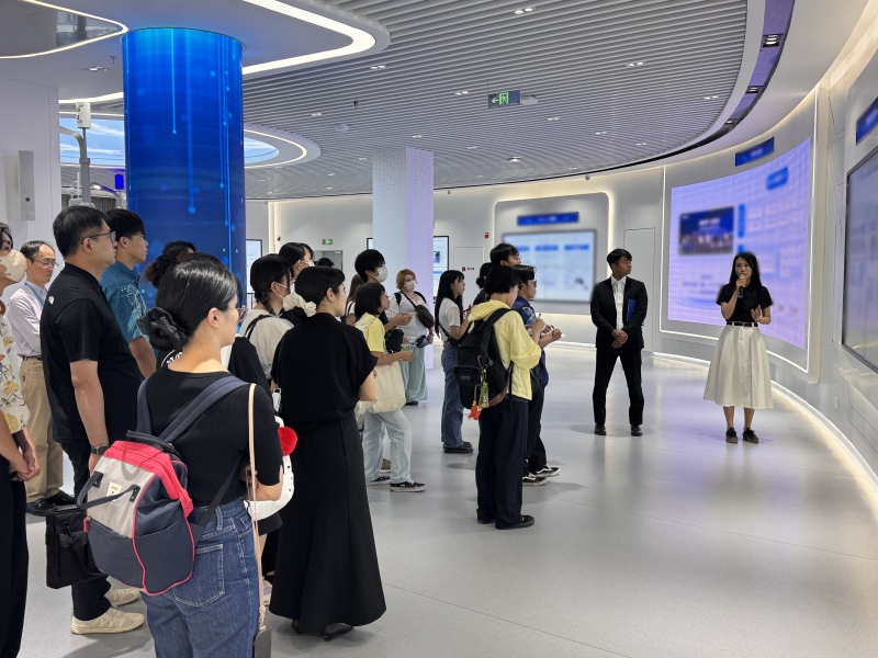 北京市ハイレベル自動運転モデルエリアのイノベーション運営センターを見學する「沖縄青年訪中団」（寫真提供?北京市ハイレベル自動運転モデルエリアイノベーション運営センター）。