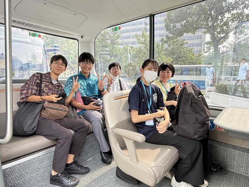 自動(dòng)運(yùn)転バスを試乗する「沖縄青年訪中団」（撮影?陳思）。