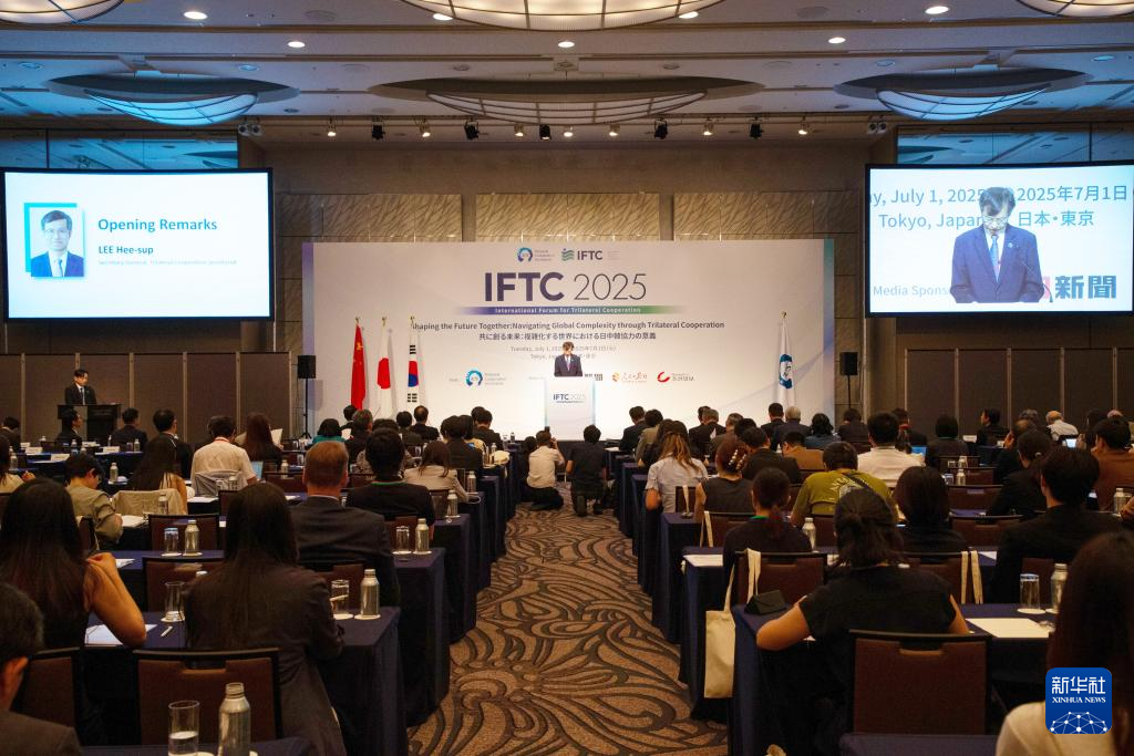 7月1日、東京で開幕の挨拶をする中日韓協(xié)力事務(wù)局の李熙燮事務(wù)局長（撮影?岳晨星）