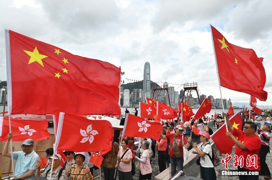 香港の祖國復帰28周年記念日を祝う香港特別行政區(qū)の市民（撮影?李志華）。