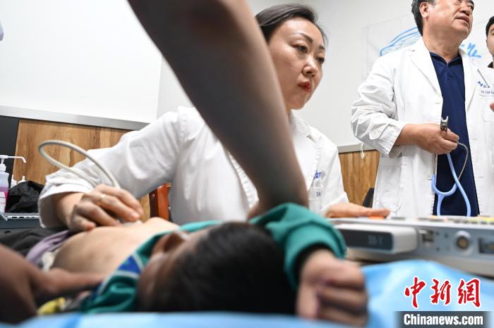 子供の検査をする専門醫(yī)（撮影?貢嘎來松）。