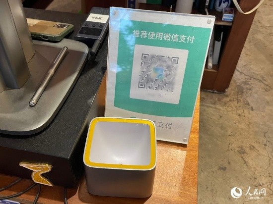 お店のレジの近くなどに設(shè)置されている様々なタイプのリーダー（撮影?勝又あや子）