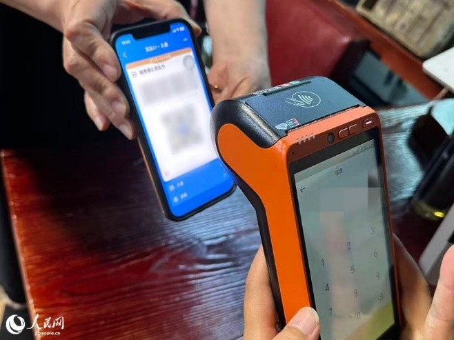 お店のスタッフにリーダーで読み取ってもらうパターン（撮影?勝又あや子）