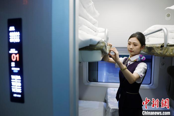 高速鉄道寢臺列車D982號車のベッドメイキングをする車掌（7月2日撮影?殷立勤）。