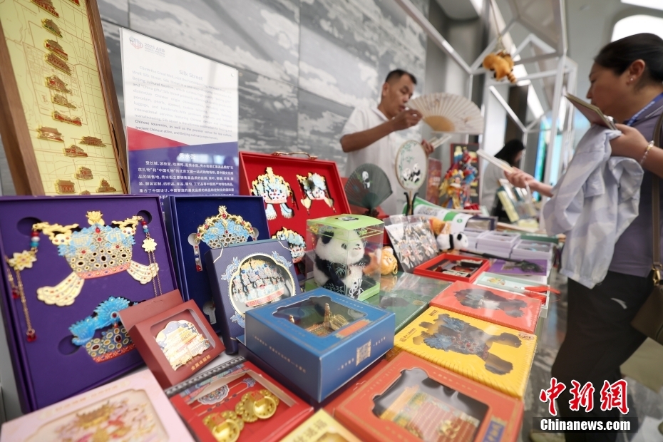 さまざまな博物館文化クリエイティブグッズを眺める來場者（撮影?富田）。