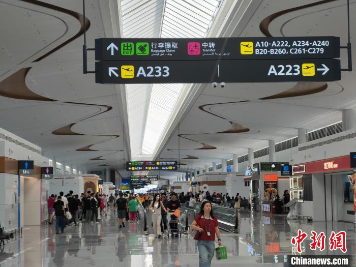 夏休みの旅行者で賑う烏魯木斉天山國際空港　新疆