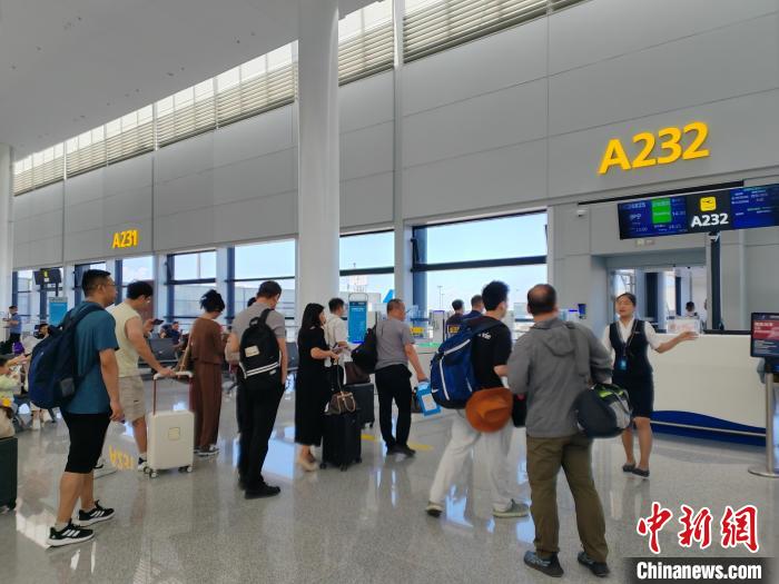 夏休みの旅行者で賑う烏魯木斉天山國(guó)際空港　新疆