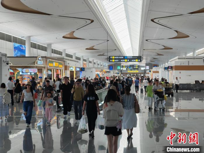 夏休みの旅行者で賑う烏魯木斉天山國際空港　新疆