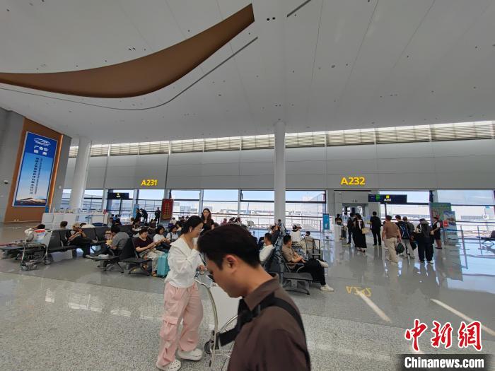 夏休みの旅行者で賑う烏魯木斉天山國際空港　新疆