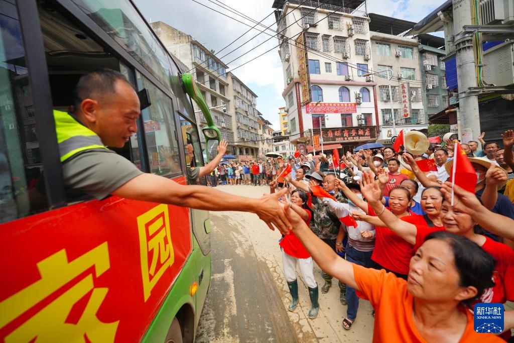 洪水で深刻な浸水被害受けた貴州省榕江県から救援チームが続々と帰途に