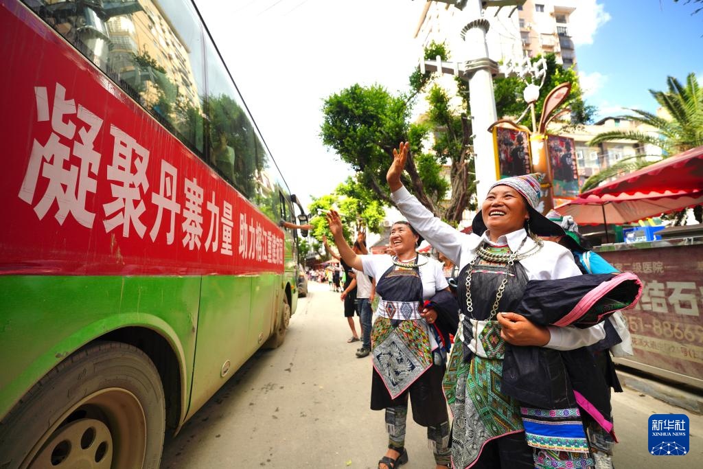 洪水で深刻な浸水被害受けた貴州省榕江県から救援チームが続々と帰途に