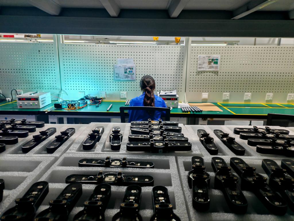 深セン連合飛機(jī)科技有限公司の生産工場で組み立てテストを行う従業(yè)員。撮影?宋晨