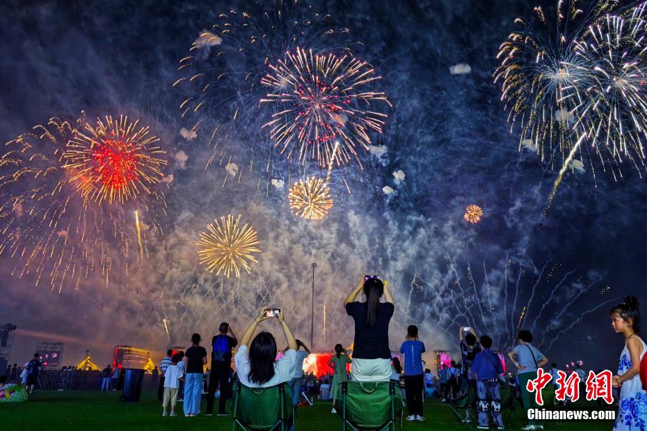 天津泰達空母主題公園で開催されたミュージック花火ショー（7月5日撮影?佟郁）。