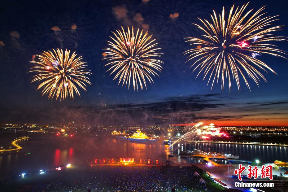 週末にサマーミュージック花火ショーを楽しむ人々　天津