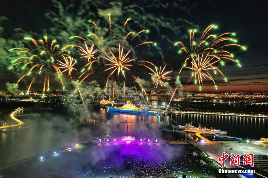 週末にサマーミュージック花火ショーを楽しむ人々　天津