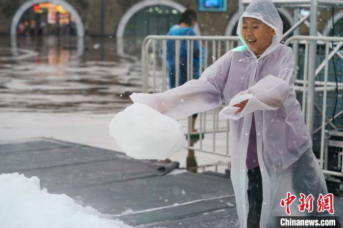哈爾浜氷雪大世界で、雪遊びをする子供（7月5日撮影?趙宇航）。