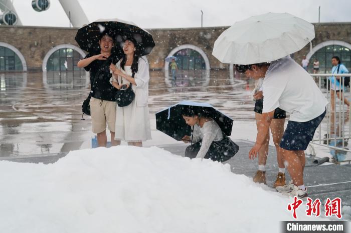 哈爾浜氷雪大世界に「屋外雪遊びエリア」登場(chǎng)！涼しさ満?jiǎn)摔工雭?lái)園客　黒竜江省