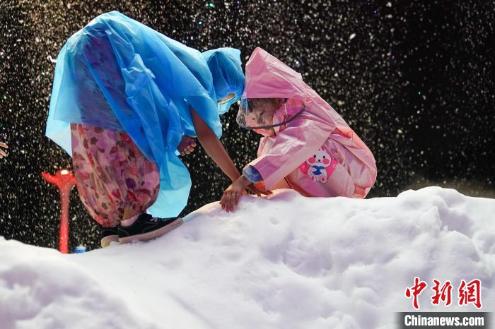 哈爾浜氷雪大世界に「屋外雪遊びエリア」登場(chǎng)！涼しさ満?jiǎn)摔工雭?lái)園客　黒竜江省