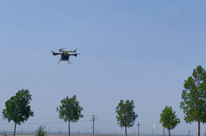 低空飛行體が高溫乾燥環(huán)境下でテストを行っているところ。（撮影?買迪努爾。資料提供?吐魯番<トルファン>市融合メディアセンター）