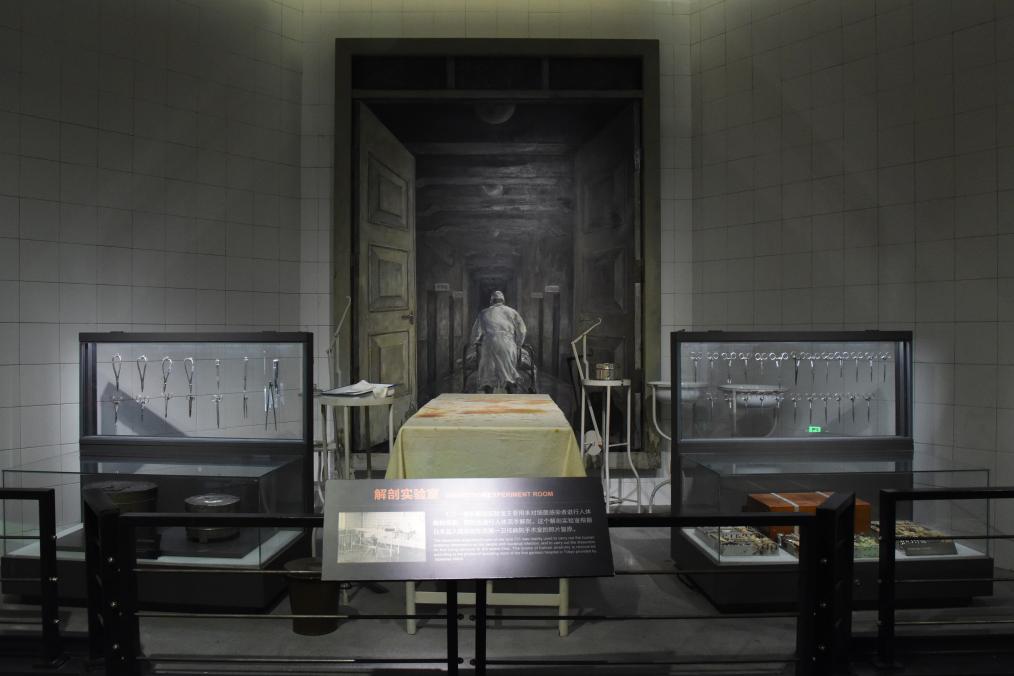 中國侵略日本軍第七三一部隊(duì)罪証陳列館に展示されている解剖実験の様子を描いた絵（撮影?楊思琪）。