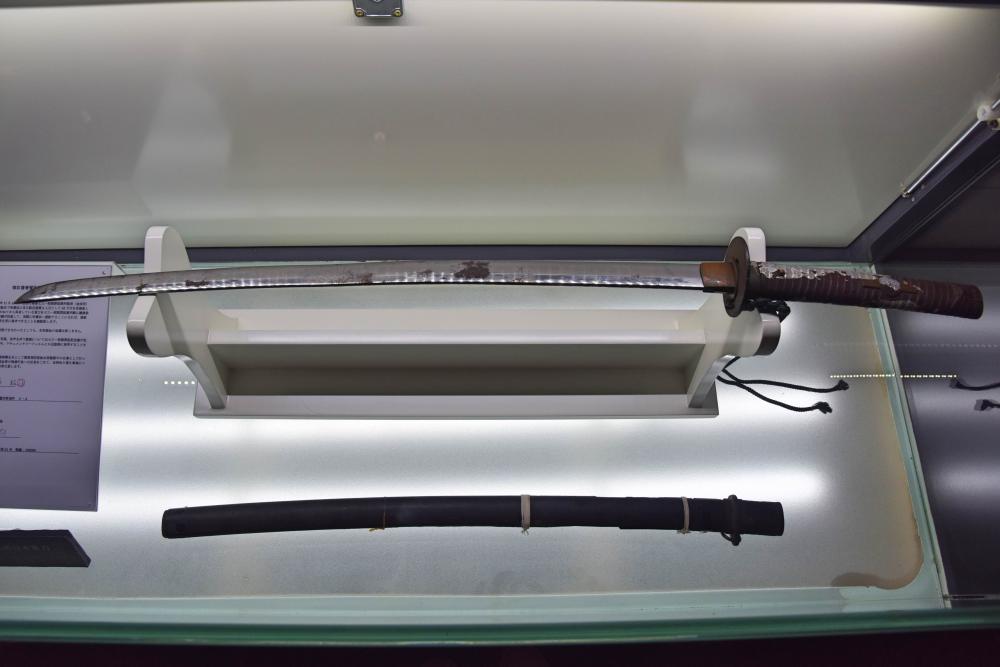 中國侵略日本軍第七三一部隊(duì)罪証陳列館に展示されている解剖技手に贈られたという刀（撮影?楊思琪）。