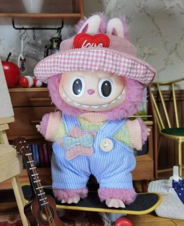 中國の人気キャラグッズ「LABUBU」の著せ替え用の服が新たなトレンドに