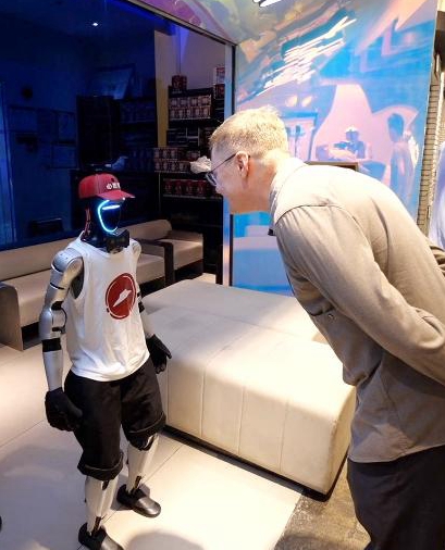 上海で人型ロボットが出迎えてくれるレストランが登場　進む「AI+飲食」の融合