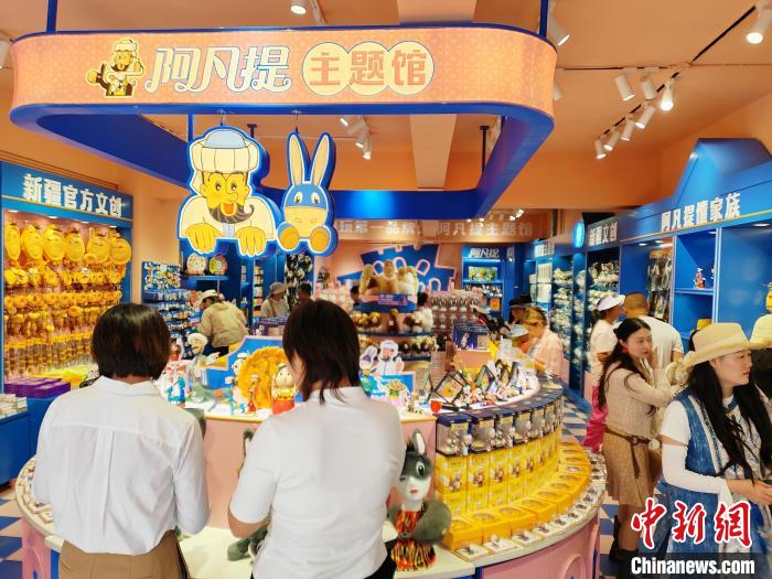 大勢の人で賑う新疆維吾爾自治區(qū)烏魯木斉市の新疆大バザール歩行者天國（7月7日撮影?王小軍）。