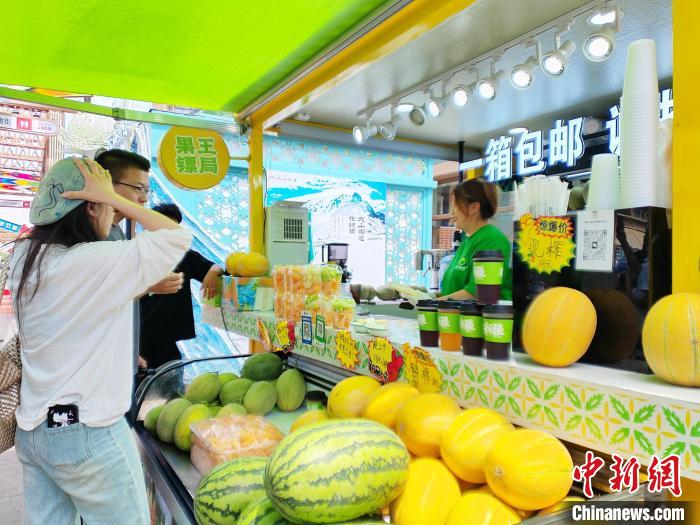 新疆國際大バザールが夏休み家族旅行の人気スポットに